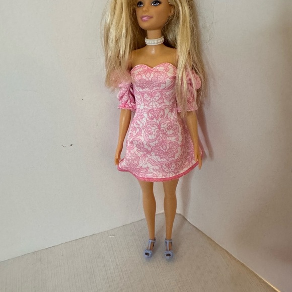 Five Blonde Barbies with all NEW outfits and accessories and storage bags! - Picture 14 of 16